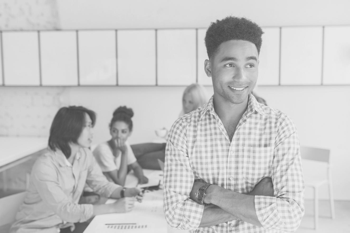 Étudiants travaillant sur des analyses financières en groupe